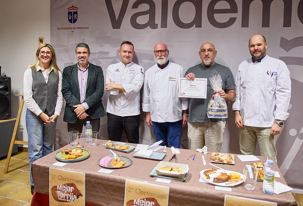 Arturo de Pan de Madre Tierra recogiendo premio a la mejor torrija en Valdemoro