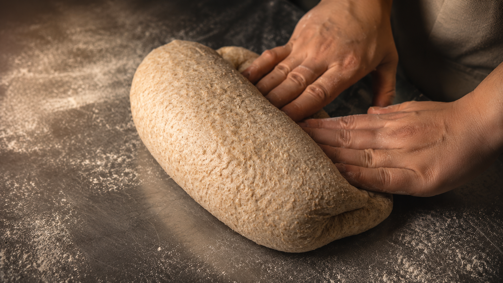 Manos trabajando masa madre en el obrador artesano de Pan de Madre Tierra en Valdemoro
