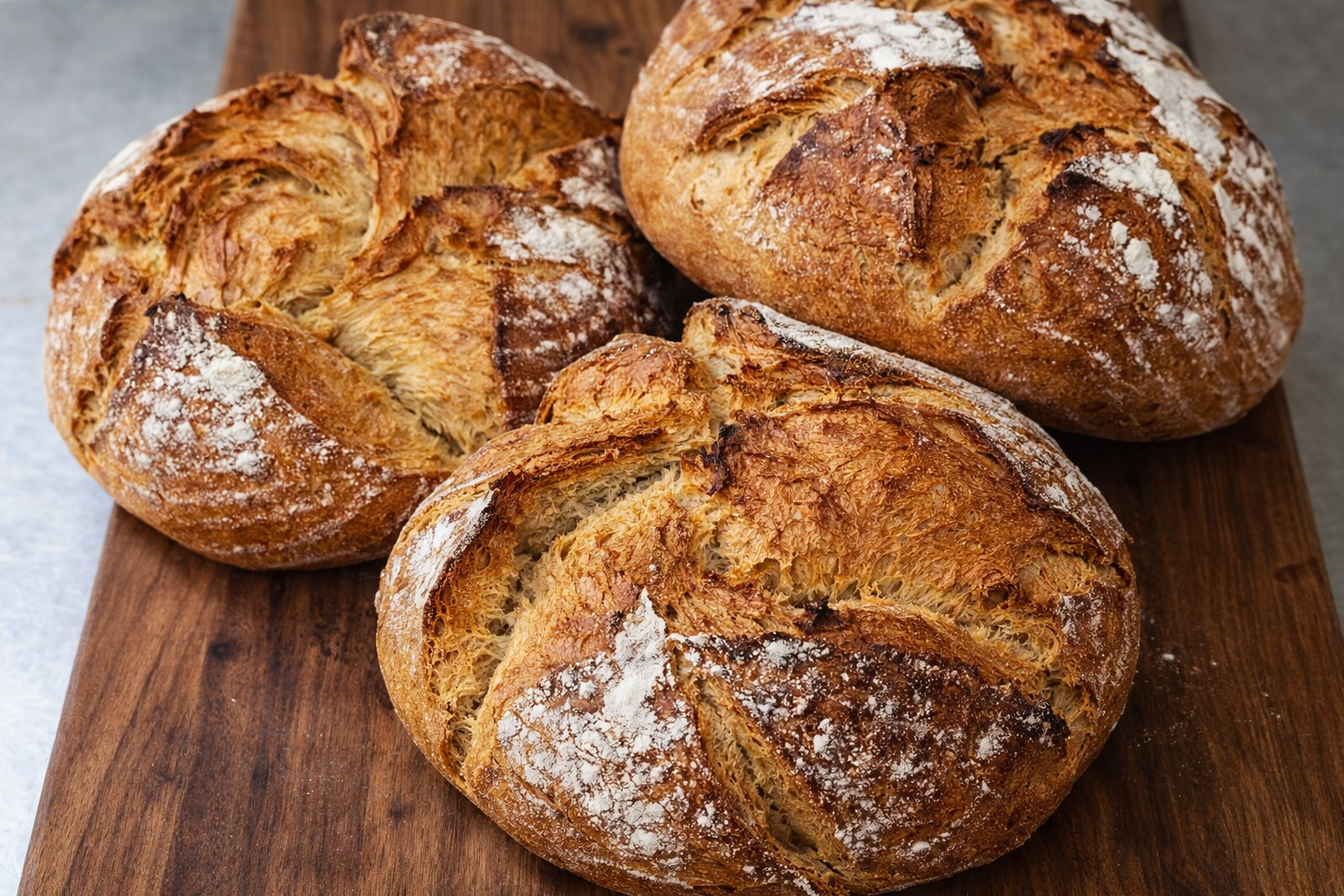 Pan de masa madre artesanal en Valdemoro con corteza crujiente recién horneado