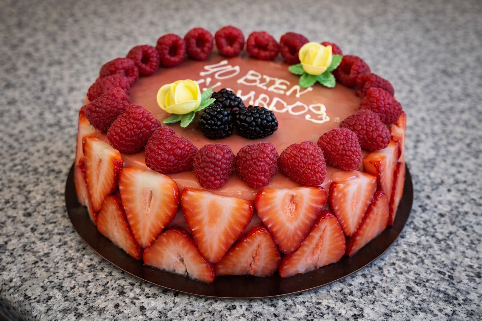 Tarta artesanal de frutos rojos en Valdemoro con fresas, frambuesas y crema pastelera